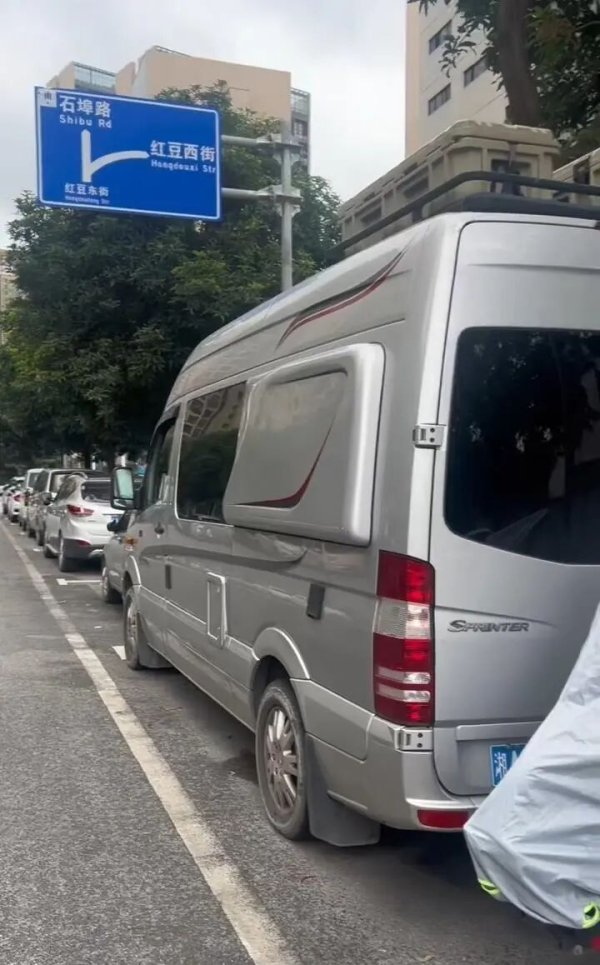 第一证券 百万元房车不上锁异地停放十余天，陌生人开走带全家旅游，上海车主：房车空着是浪费